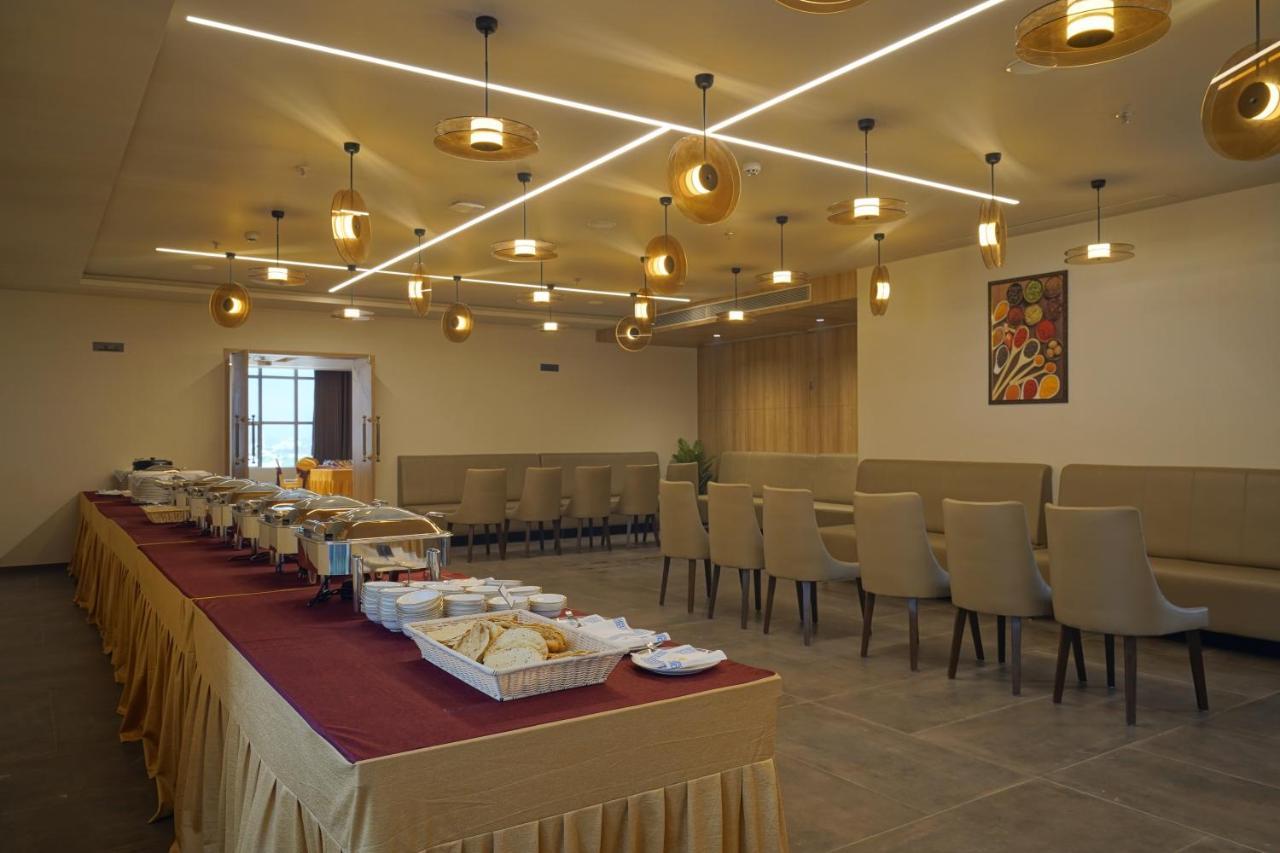 The Galleria Hotel Rajkot Exteriör bild