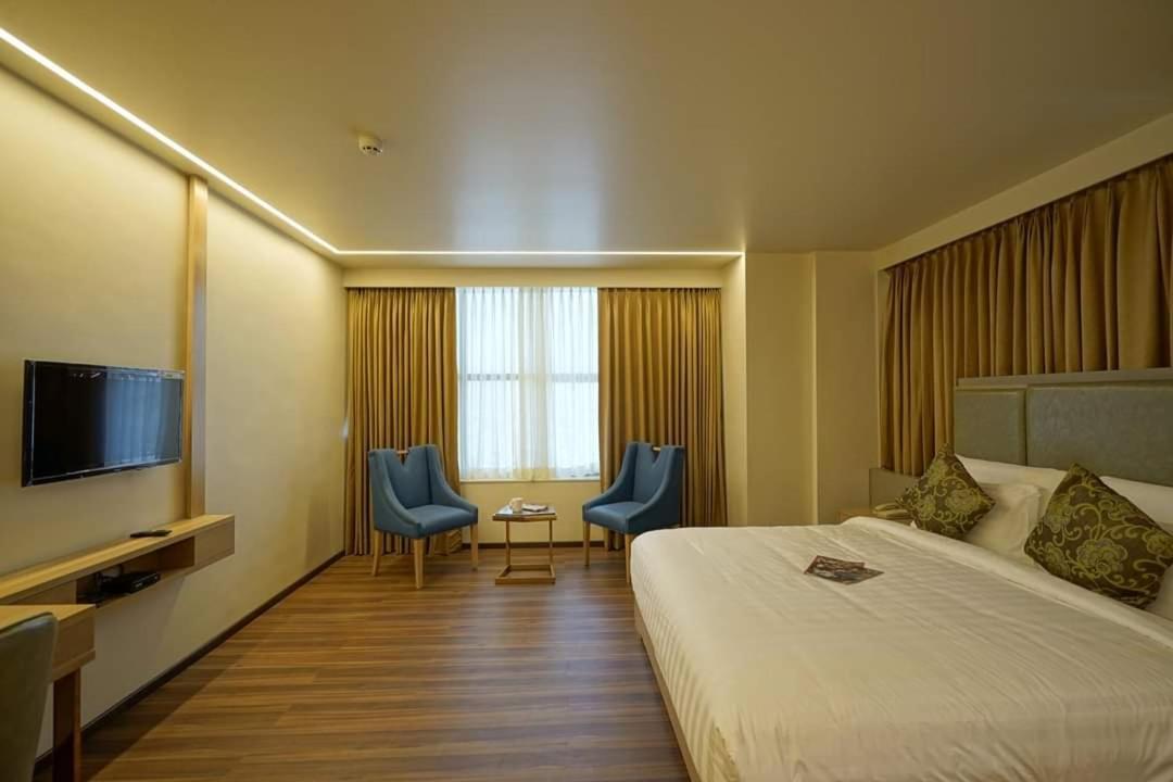 The Galleria Hotel Rajkot Exteriör bild
